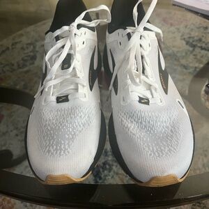 Brooks White with Black Sneakers size 9